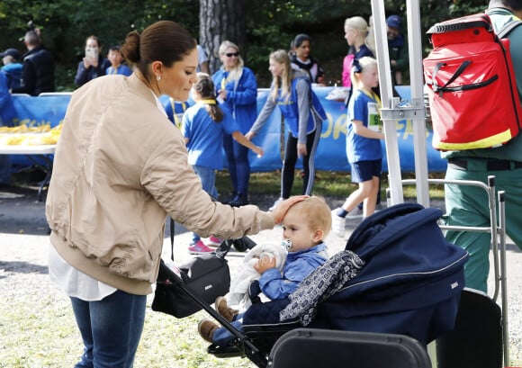 La princesse Victoria, le prince Daniel de Suède et leurs enfants la princesse Estelle et le prince Oscar participent à la journée du sport à Stockholm le 10 septembre 2017.