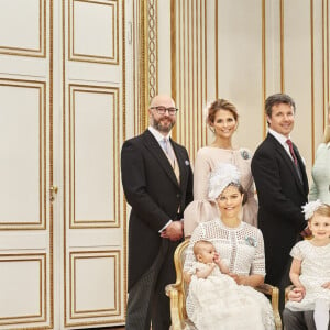 La princesse Victoria, son mari le prince Daniel, leurs enfants le prince Oscar Carl Olof et la princesse Estelle et les parrains et les marraines Oscar Magnuson, le fils Christina de Suède (soeur du roi de Suède), la princesse Madeleine de Suède, le prince Frederik de Danemark, la princesse Mette-Marit de Norvège et Hans Åström (cousin du prince Daniel) posent pour la photo officielle du baptême du prince Oscar Carl Olof de Suède, le fils de la princesse Victoria et du prince Daniel de Suède à la chapelle royale du palais royal à Stockholm, le 27 mai 2016.