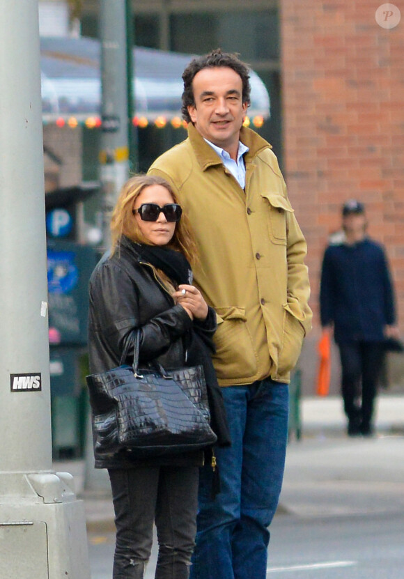 Exclusif - Olivier Sarkozy et sa compagne Mary Kate Olsen se promenent dans les rues de East Village, apres avoir dejeune au restaurant Quartino a New York. Le 18 novembre 2012