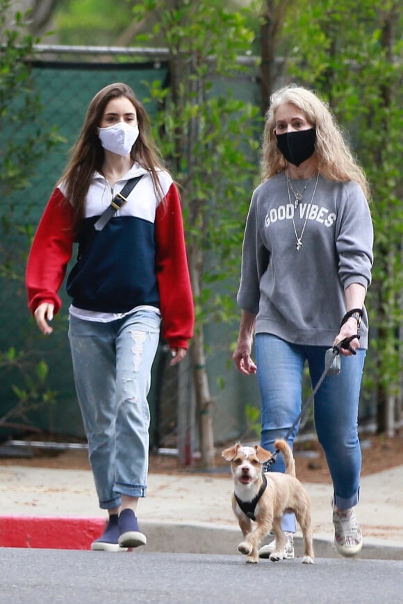Lily Collins et sa mère Jill Tavelman, équipées de masques, promènent leur chien à Beverly Hills. Le 29 avril 2020.