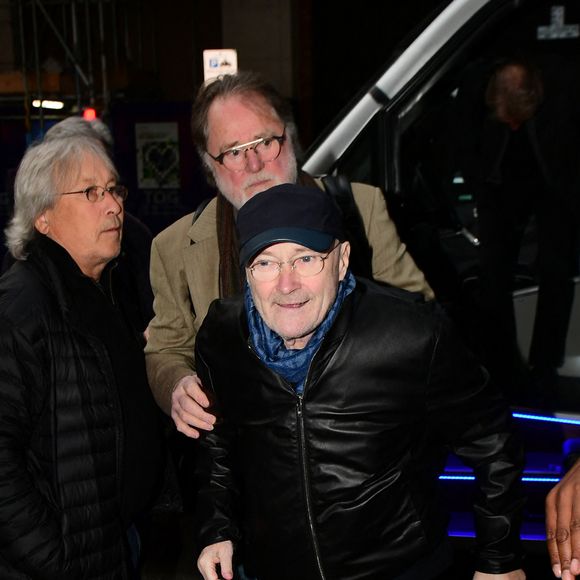 Phil Collins arrive avec une canne pour l'émission "The Zoe Ball Breakfast Show" dans les studios BBC Radio 2 à Londres, Royaume Uni, le 3 mars 2020.