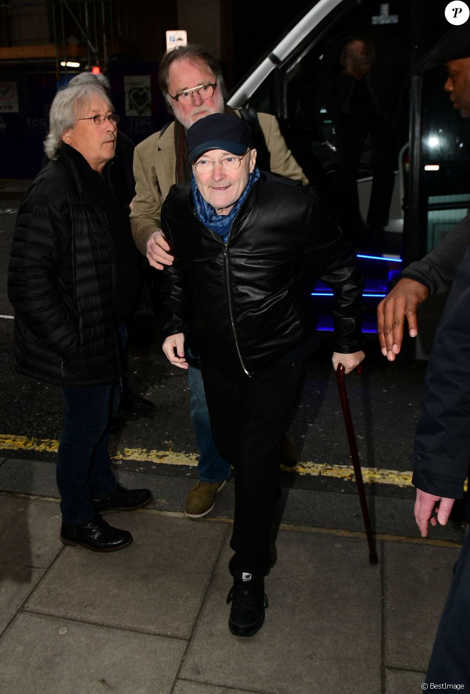 Phil Collins arrive avec une canne pour l'émission "The Zoe Ball Breakfast Show" dans les studios BBC Radio 2 à Londres, Royaume Uni, le 3 mars 2020.