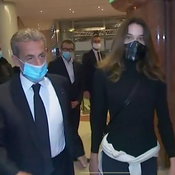 Nicolas Sarkozy accompagné par son épouse Carla Bruni-Sarkozy dans les locaux de TF1, avant le JT de 20H.