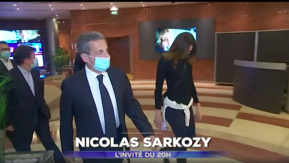 Nicolas Sarkozy accompagné par son épouse Carla Bruni-Sarkozy dans les locaux de TF1 mercredi 3 mars 2021.