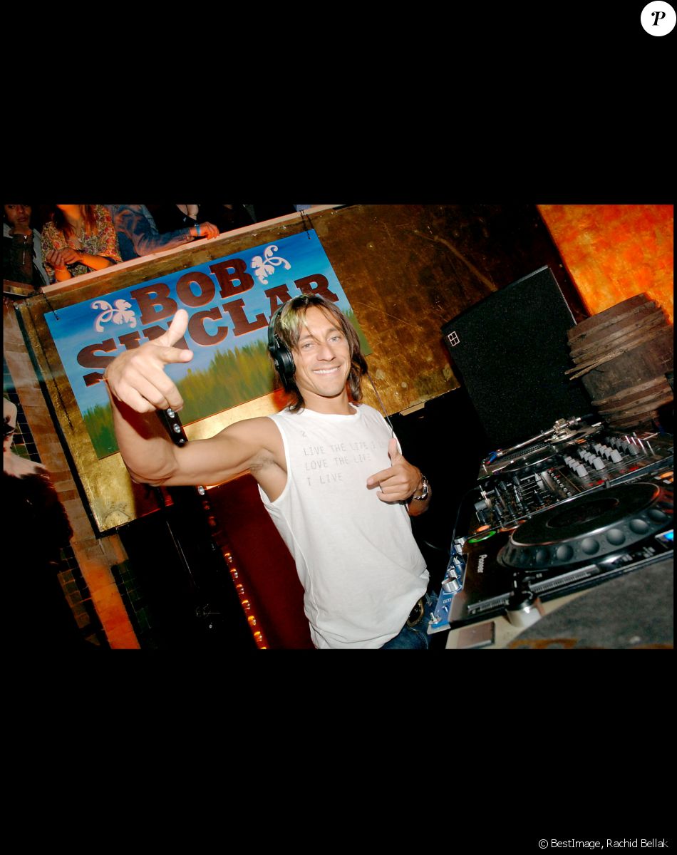 Bob Sinclar célèbre le disque d'or de la chanson Love Generation au Mandala Ray. Paris, le 8 avril 2006. ©Rachid Bellak/BestImage