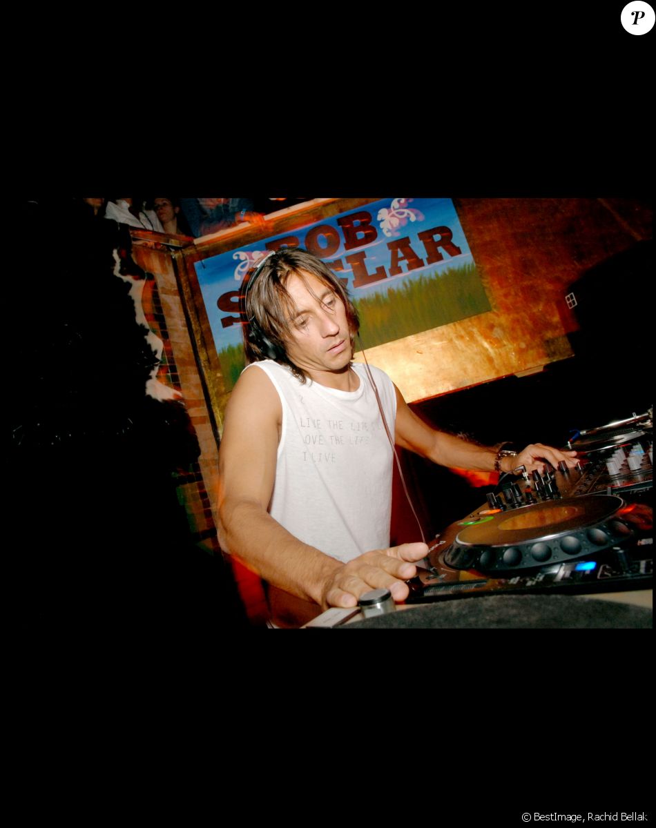 Bob Sinclar célèbre le disque d'or de la chanson Love Generation au Mandala Ray. Paris, le 8 avril 2006. ©Rachid Bellak/BestImage