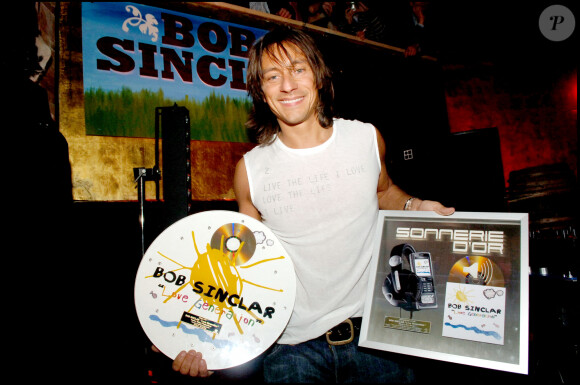Bob Sinclar célèbre le disque d'or de la chanson Love Generation au Mandala Ray. Paris, le 8 avril 2006. ©Rachid Bellak/BestImage