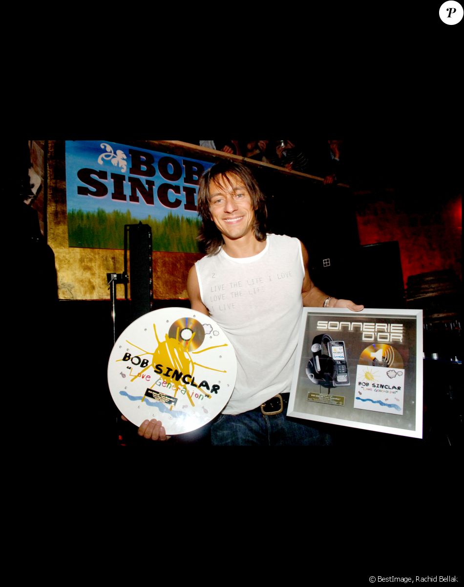 Bob Sinclar célèbre le disque d'or de la chanson Love Generation au Mandala Ray. Paris, le 8 avril 2006. ©Rachid Bellak/BestImage