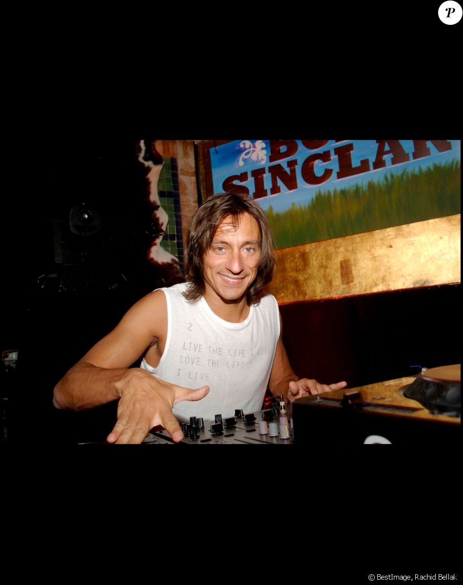 Bob Sinclar célèbre le disque d'or de la chanson Love Generation au Mandala Ray. Paris, le 8 avril 2006. ©Rachid Bellak/BestImage