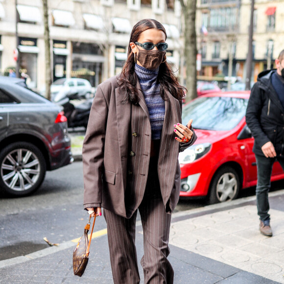 Bella Hadid à Paris, le 4 mars 2021.
