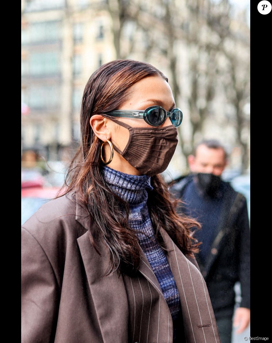 Bella Hadid à Paris, le 4 mars 2021.