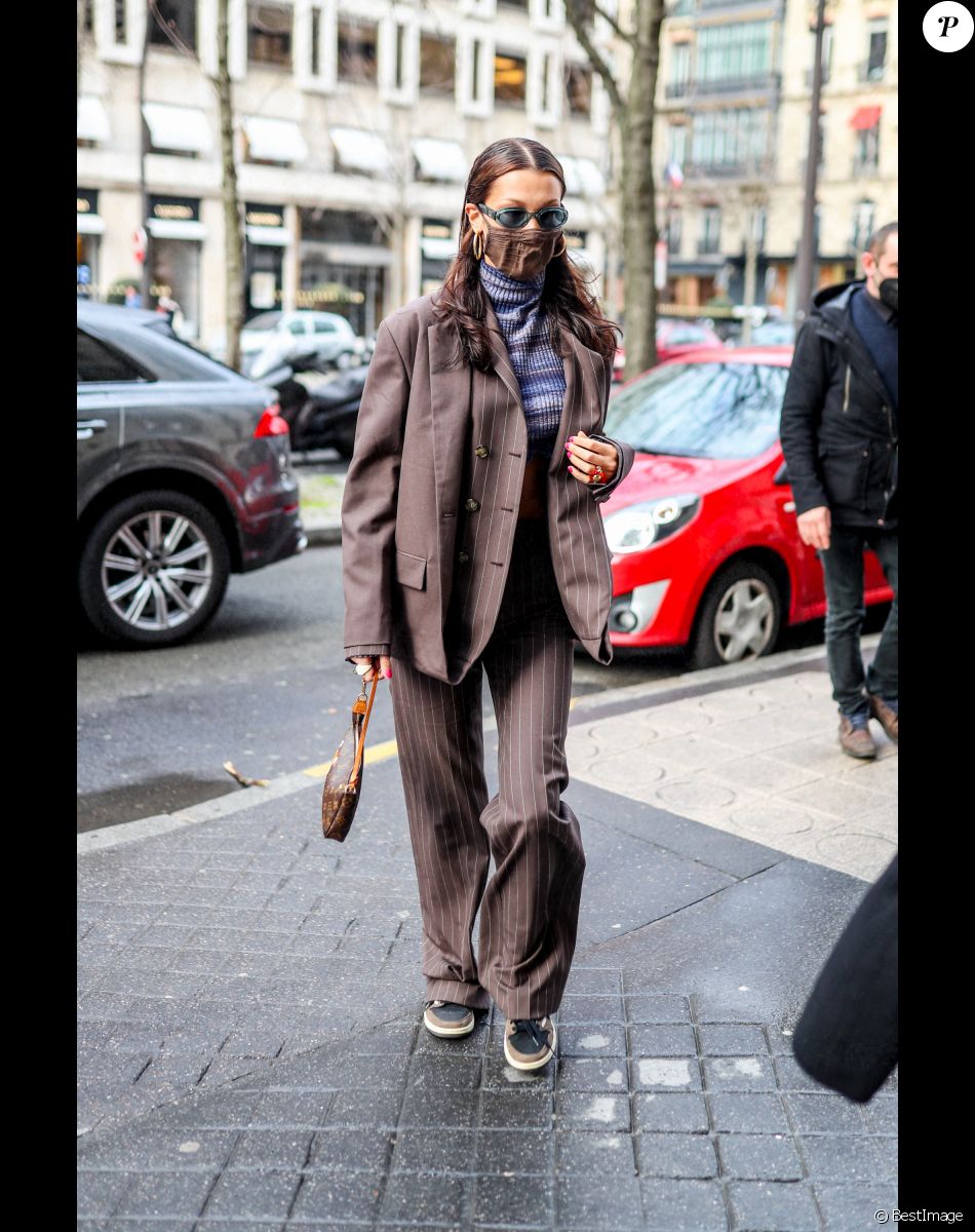 Bella Hadid à Paris, le 4 mars 2021.