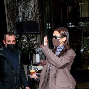 Bella Hadid à Paris, le 4 mars 2021.