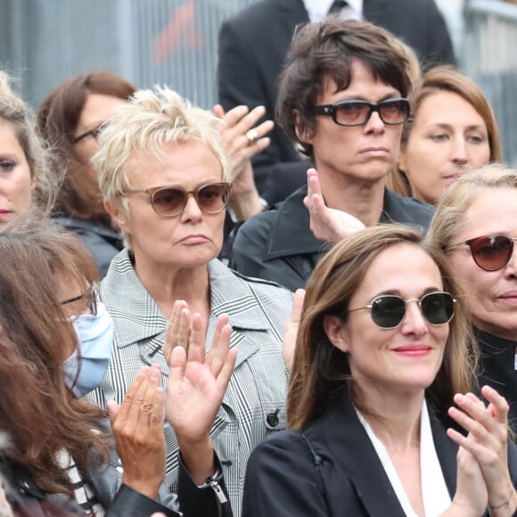Joëlle Bercot (femme de Guy Bedos), Victoria Bedos, Muriel Robin et sa compagne Anne Le Nen - Hommage à Guy Bedos en l'église de Saint-Germain-des-Prés à Paris. Le 4 juin 2020.