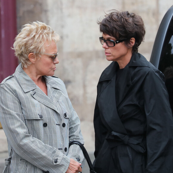 Muriel Robin et sa compagne Anne Le Nen - Hommage à Guy Bedos en l'église de Saint-Germain-des-Prés à Paris. Le 4 juin 2020.