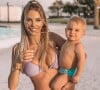Jessica Thivenin avec son fils Maylone à la plage.