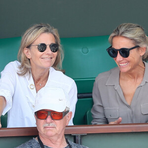 Claire Chazal et Anne Sophie Lapix - People dans les tribunes des Internationaux de France de Tennis de Roland Garros à Paris. Le 8 juin 2018 © Cyril Moreau / Bestimage