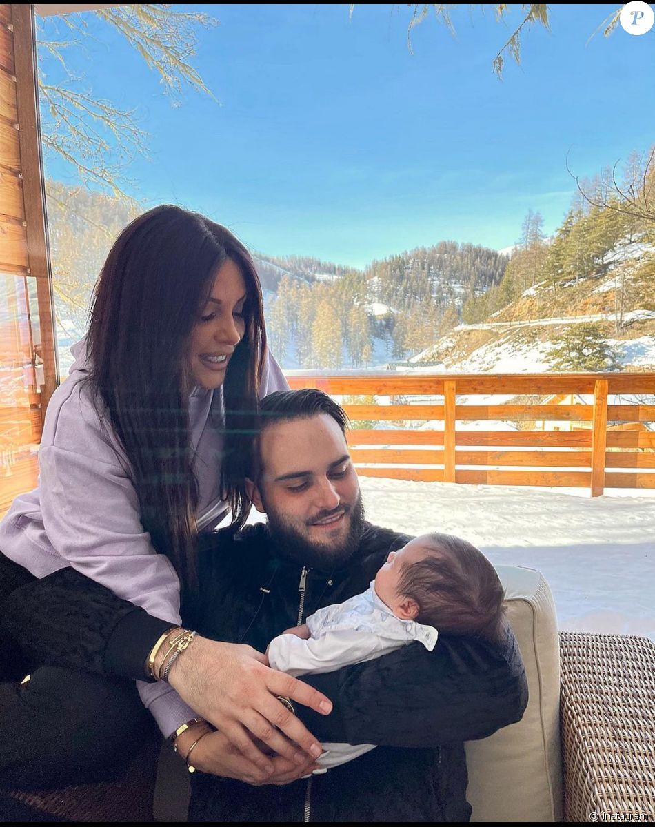 Laura Lempika avec son fiancé Nikola Lozina et son fils Zlatan, le 28 janvier 2021