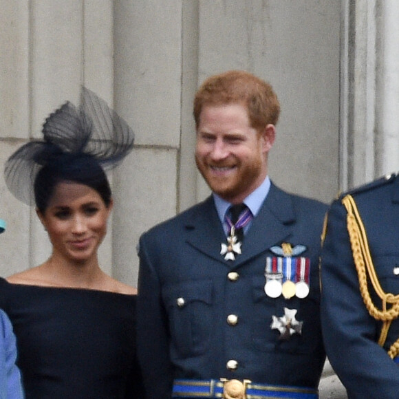 La reine Elisabeth II d'Angleterre, Meghan Markle, duchesse de Sussex (habillée en Dior Haute Couture par Maria Grazia Chiuri), le prince Harry, duc de Sussex, le prince William, duc de Cambridge, Kate Catherine Middleton, duchesse de Cambridge - La famille royale d'Angleterre lors de la parade aérienne de la RAF pour le centième anniversaire au palais de Buckingham à Londres. Le 10 juillet 2018.