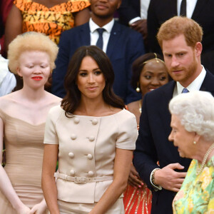 Le prince Harry, duc de Sussex, Meghan Markle, duchesse de Sussex, la reine Elisabeth II d'Angleterre - Personnalités à la cérémonie "Queen's Young Leaders Awards" au palais de Buckingham à Londres le 26 juin 2018.