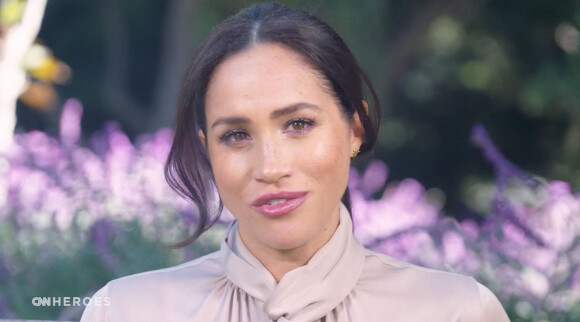 Meghan Markle, duchesse de Sussex, fait une apparition à la télévision américaine dans l'émission "CNN Heroes" le 13 decembre 2020. La duchesse a rendu hommage aux héros "muets" de la pandémie. Une premiere prise de parole depuis l'annonce de sa fausse couche.  Los Angeles, CA - Meghan Markle makes surprise appearance on CNN to pay tribute to 'quiet heroes' of the COVID pandemic in first appearance since revealing her miscarriage. Meghan, Duchess of Sussex, made an unscheduled appearance on CNN's annual Heroes TV special to honour the year's most inspiring moments and the people who made them happen. It was her first public announcement since she revealed she suffered a miscarriage in an article last month. In a pre-taped message, she highlighted how hunger surged in the US during the Coronavirus crisis and how Good Samaritans helped those in need. Sitting on a bench that appeared to be in the grounds of her million California mansion she praised food workers and said: "We have the power to remind someone else that there is hope." She praised neighbors who fed children when kids' lunch programs were paused and those who delivered food to the elderly and immunocompromised. Referring to the Covid-19 pandemic, the Duchess thanked: "The individuals who stood up and made sure the most basic needs of our communities were met," over the past year, which she noted was 'universally challenging for everyone'. She continued: "They made sure those around them did not have to suffer in isolation. In the face of this devastating reality, we saw the power of the human spirit and the remarkable ways that communities respond in challenging times. We saw the good in people, in our neighbours and in entire communities coming together to say they would not stand by while our neighbors went hungry. We know the value of food; as nourishment, as a life source, the warmth of a meal can feel as comforting as a much-needed hug. We have the power to remind someone else that there is hope." It is the first time the Duchess has been seen since she wrote an article for the New York Times revealing she lost her child in July, and described the 'unbearable grief' it caused her and Prince Harry. She did not address her own tragic loss during her video statement, but described 2020 as: "A year that has been universally challenging for everyone,'"before praising those who rose to the occasion and fed their hungry neighbors going through tough times. "Tonight, we are celebrating these quiet heroes, some of whom I know and others that we applaud from afar," she said. BACKGRID DOES NOT CLAIM ANY COPYRIGHT OR LICENSE IN THE ATTACHED MATERIAL. ANY DOWNLOADING FEES CHARGED BY BACKGRID ARE FOR BACKGRID'S SERVICES ONLY, AND DO NOT, NOR ARE THEY INTENDED TO, CONVEY TO THE USER ANY COPYRIGHT OR LICENSE IN THE MATERIAL. BY PUBLISHING THIS MATERIAL , THE USER EXPRESSLY AGREES TO INDEMNIFY AND TO HOLD BACKGRID HARMLESS FROM ANY CLAIMS, DEMANDS, OR CAUSES OF ACTION ARISING OUT OF OR CONNECTED IN ANY WAY WITH USER'S PUBLICATION OF THE MATERIAL 