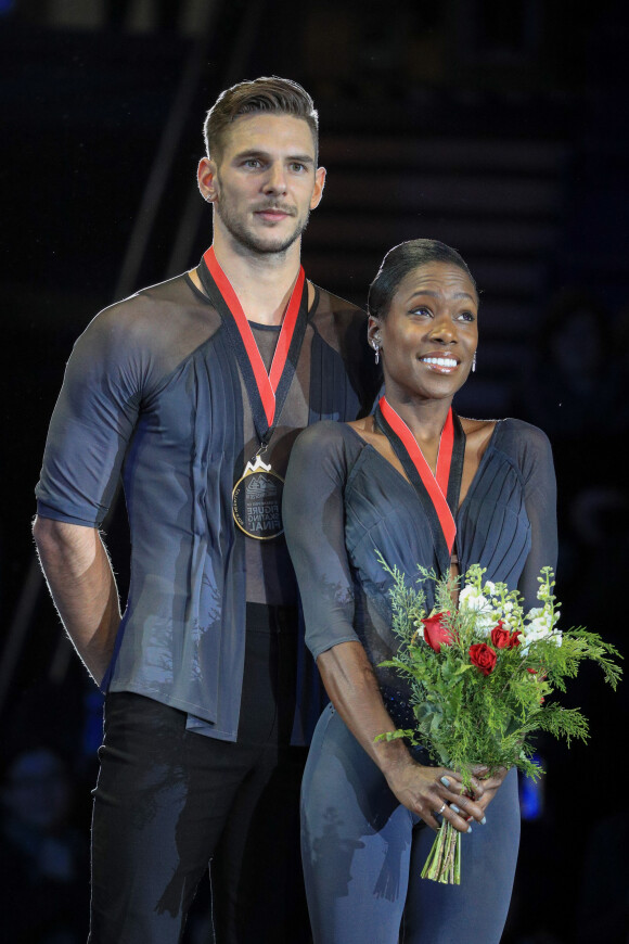 Les patineurs en couple Vanessa James et Morgan Cipres (France),remportent la médaille d'or au double Grand Prix ISU 2018-19 lors de la finale de patinage artistique au Centre sportif Doug Mitchell Thunderbird à Vancouver, le 8 décembre 2018.