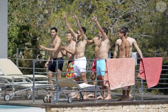 Exclusif - Novak Djokovic (en short blanc) fête son enterrement de vie de garçon dans une villa avec des amis à Ibiza, le 9 juin 2014.