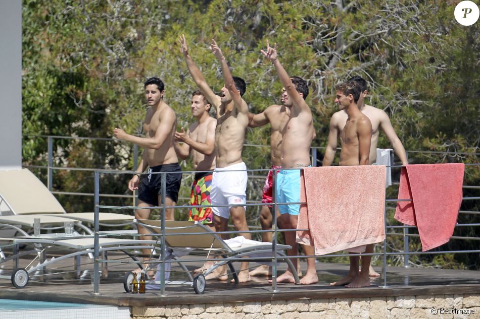 Exclusif - Novak Djokovic (en short blanc) fête son enterrement de vie de garçon dans une villa avec des amis à Ibiza, le 9 juin 2014.