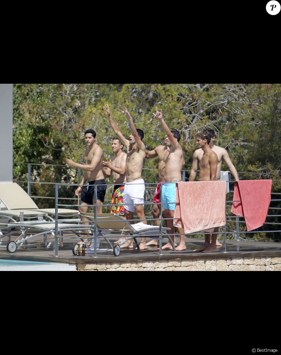 Exclusif - Novak Djokovic (en short blanc) fête son enterrement de vie de garçon dans une villa avec des amis à Ibiza, le 9 juin 2014.