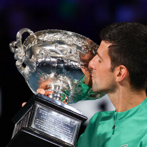 Novak Djokovic remporte l'Open d'Australie, en dominant, 7-5, 6-2, 6-2, le russe Daniil Medvedev en finale, à Melbourne, Australie, le 21 février 2021. © CSM/Zuma Press/Bestimage