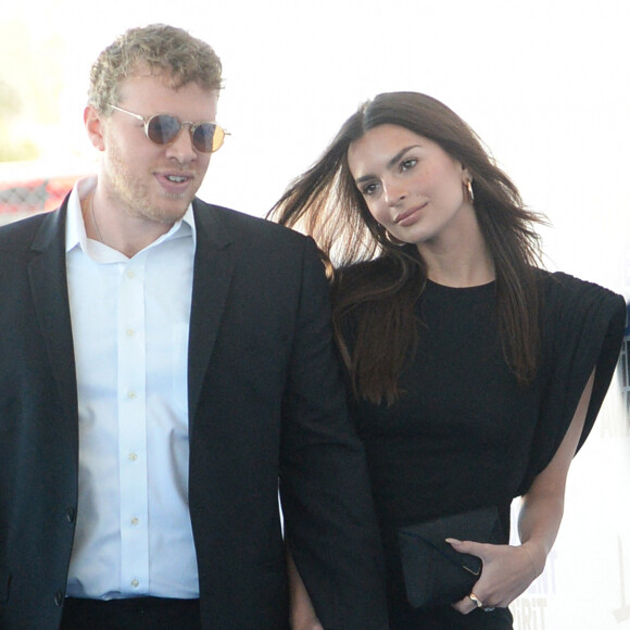 Emily Ratajkowski et son mari Sebastian Bear-McClard lors du photocall de la soirée de la 35ème édition des Film Independant Spirit Awards à Los Angeles le 8 février 2020. 