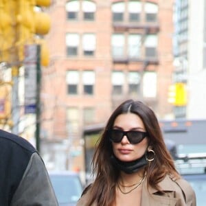 Emily Ratajkowski, enceinte, et son mari Sebastian Bear-McClard se promènent à New York, le 26 février 2021. 