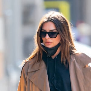 Exclusif - Emily Ratajkowski enceinte se promène dans les rues de New York, le 16 février 2021.