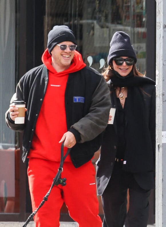 Exclusif - Emily Ratajkowski avec son mari Sebastian Bear-McClard promènent leur chien en compagnie de Timothee Chalamet à New York, le 20 février 2021. 