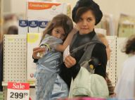 Suri Cruise : Après les talons hauts, l'adorable fripouille se balade... en robe de princesse !