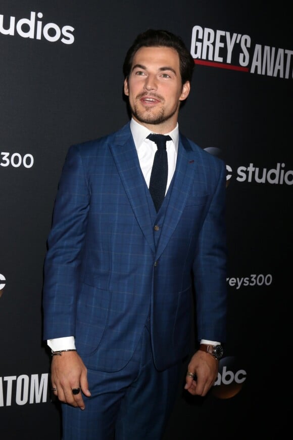 Giacomo Gianniotti assiste à la soirée de diffusion du 300ème épisode de la série Grey's Anatomy au restaurant TAO à Hollywood, le 5 novembre 2017.