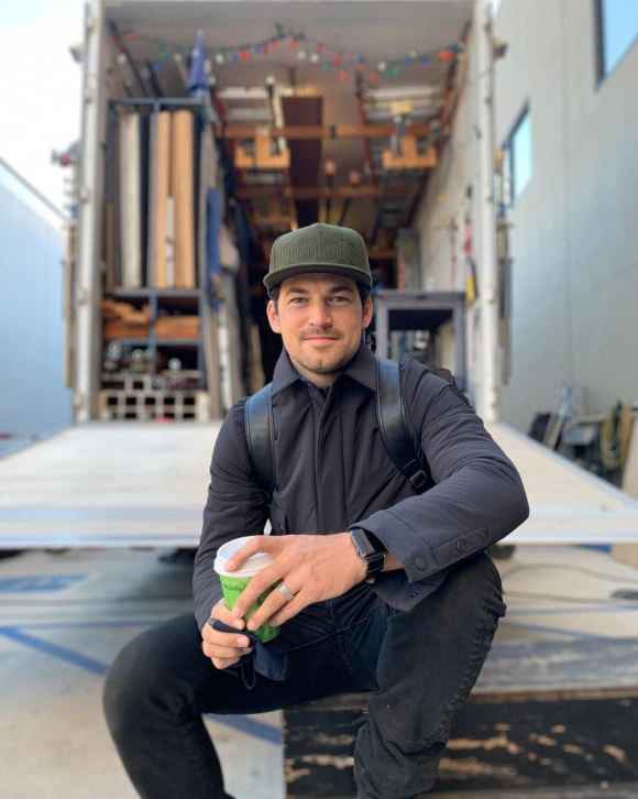 Giacomo Gianniotti sur le tournage de la nouvelle saison de Station 19, le spin-off de Grey's Anatomy. Mars 2021.