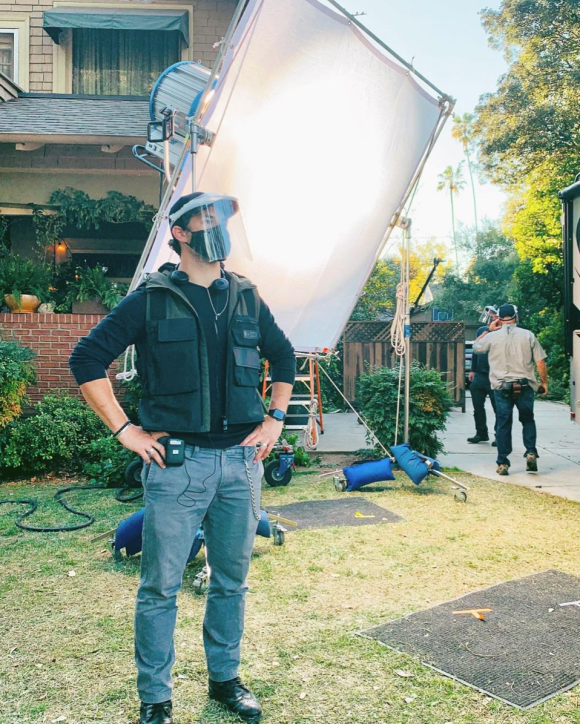 Giacomo Gianniotti sur le tournage de la nouvelle saison de Station 19, le spin-off de Grey's Anatomy. Février 2021.