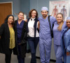 Giacomo Gianniotti (au milieu) et les acteurs de Station 19, le spin-off de la série Grey's Anatomy.