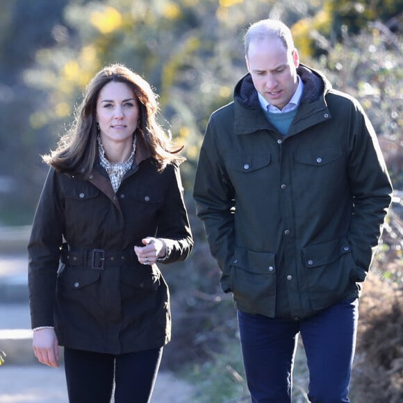 Le prince William et Kate Middleton lors d'une randonnée sur Howth Cliff, un sentier avec une vue imprenable sur la mer d'Irlande.