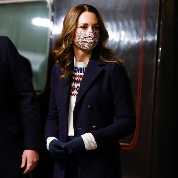 Le prince William, duc de Cambridge, et Catherine Kate Middleton, duchesse de Cambridge, arrivent à la gare Manchester Victoria le deuxième jour de leur tournée à travers le Royaume Uni le 7 décembre 2020.