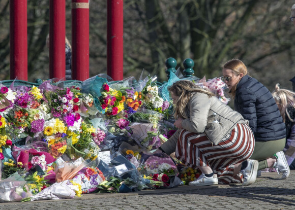 Les Anglais déposent des fleurs en hommage à Sarah Everard dans le parc Clapham Common à Londres le 12 mars 2021.