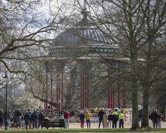 Les Anglais déposent des fleurs en hommage à Sarah Everard dans le parc Clapham Common à Londres le 12 mars 2021.
