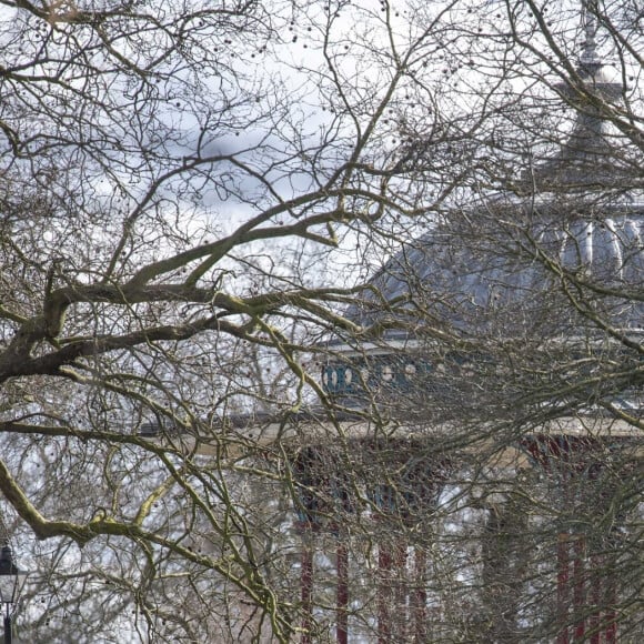 Les Anglais déposent des fleurs en hommage à Sarah Everard dans le parc Clapham Common à Londres le 12 mars 2021.