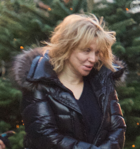 Exclusif - Courtney Love se promène dans les rues glacées de Londres, le 4 décembre 2019