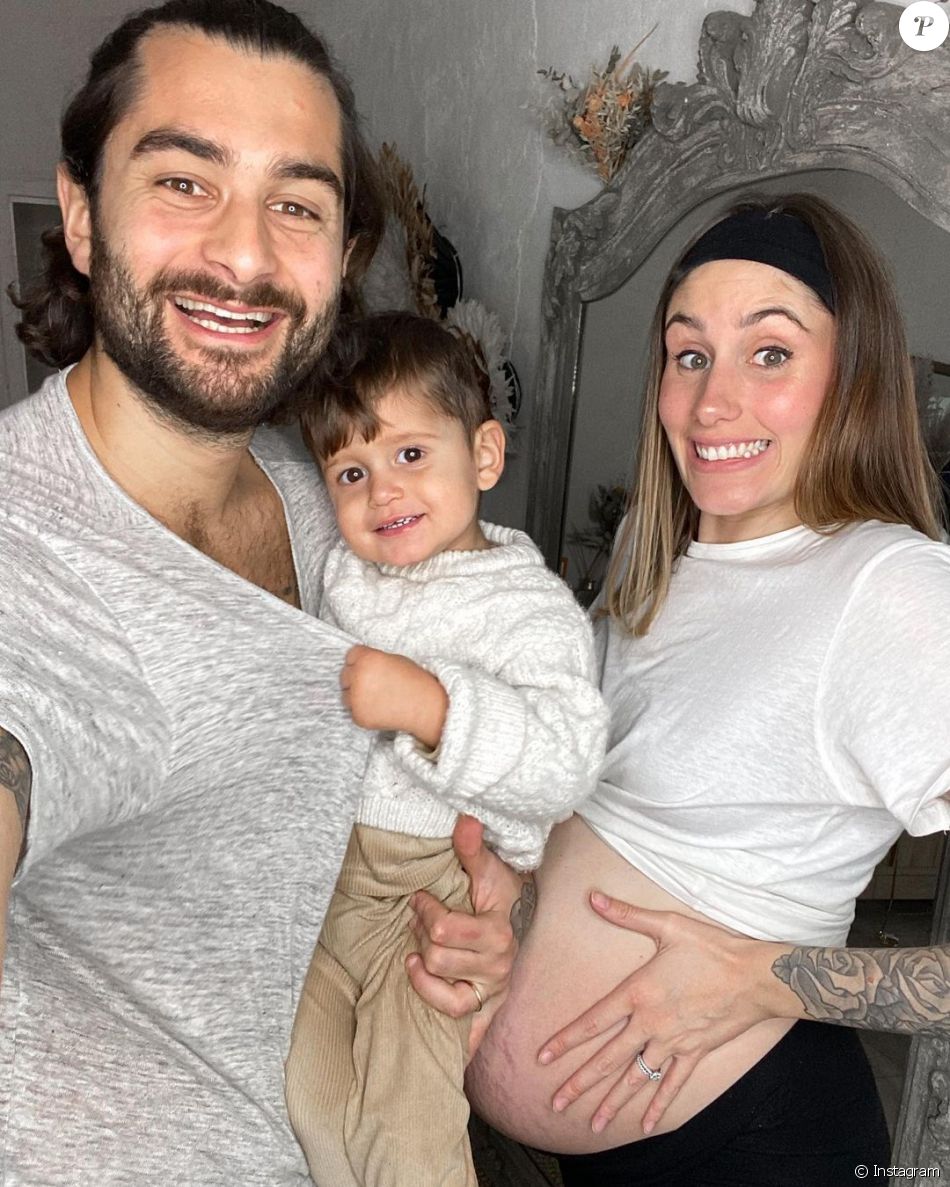 Jesta Hillmann, enceinte d'Adriann, pose avec Benoît et son fils Juliann, février 2021