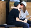 Exclusif - Ellen Page câline et embrasse sa compagne Emma Portner après avoir acheté des cafés à emporter au Cafe Gratitude à West Hollywood, le 12 juillet 2017