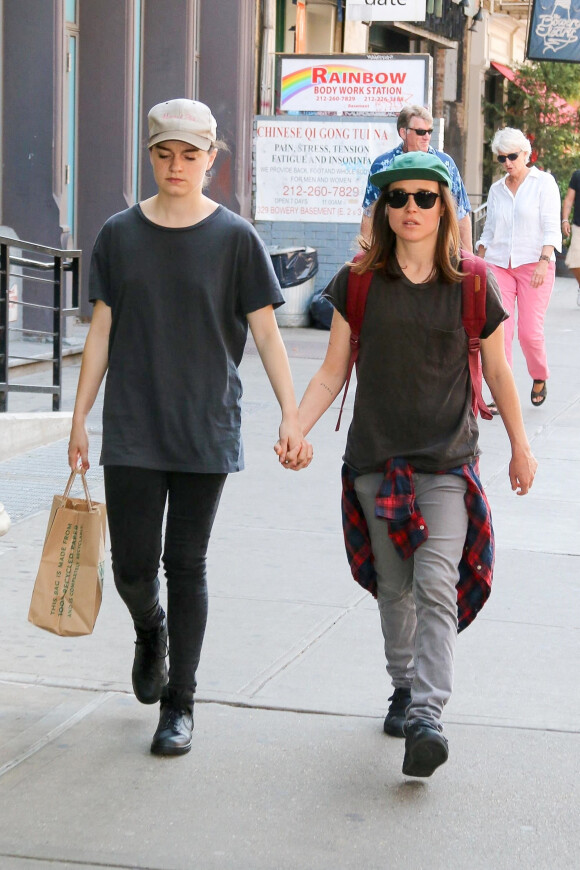 Elliot Page et sa compagne Emma Portner sortent de leur hôtel, The Bowery Hotel, à New York. Le 13 septembre 2017