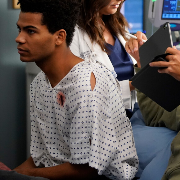 Jesse Williams sur le tournage de Grey's Anatomy.