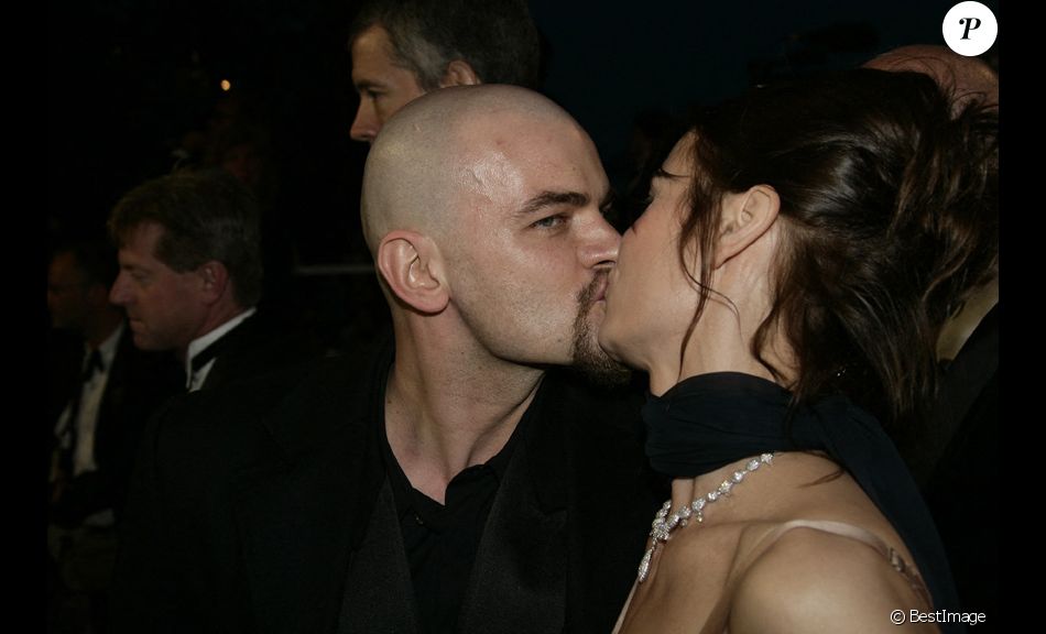 Archives - Clovis Cornillac et Caroline Proust - Marches du film ''Nos voisins, les hommes'' (Over the Hedge) lors du Festival de Cannes, le 21 mai 2006.